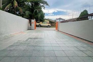 Super Long Car Porch Parking Easy Pengkalan Hala Pegoh Station 18 Indah Pinji Mewah