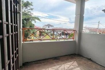 Super Long Car Porch Parking Easy Pengkalan Hala Pegoh Station 18 Indah Pinji Mewah