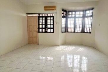 Super Long Car Porch Parking Easy Pengkalan Hala Pegoh Station 18 Indah Pinji Mewah