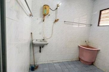 Super Long Car Porch Parking Easy Pengkalan Hala Pegoh Station 18 Indah Pinji Mewah