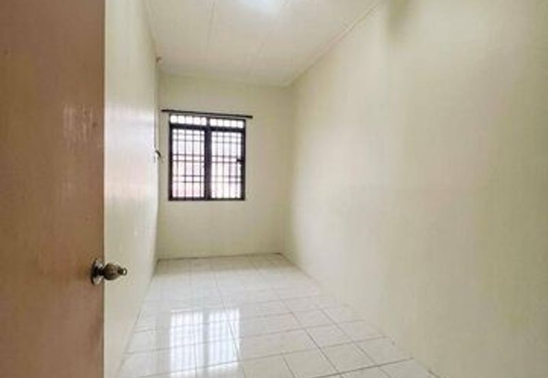 Super Long Car Porch Parking Easy Pengkalan Hala Pegoh Station 18 Indah Pinji Mewah