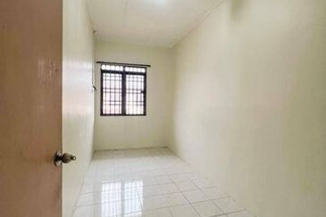 Super Long Car Porch Parking Easy Pengkalan Hala Pegoh Station 18 Indah Pinji Mewah