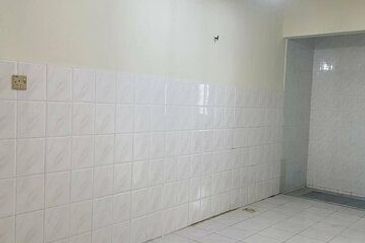 Super Long Car Porch Parking Easy Pengkalan Hala Pegoh Station 18 Indah Pinji Mewah