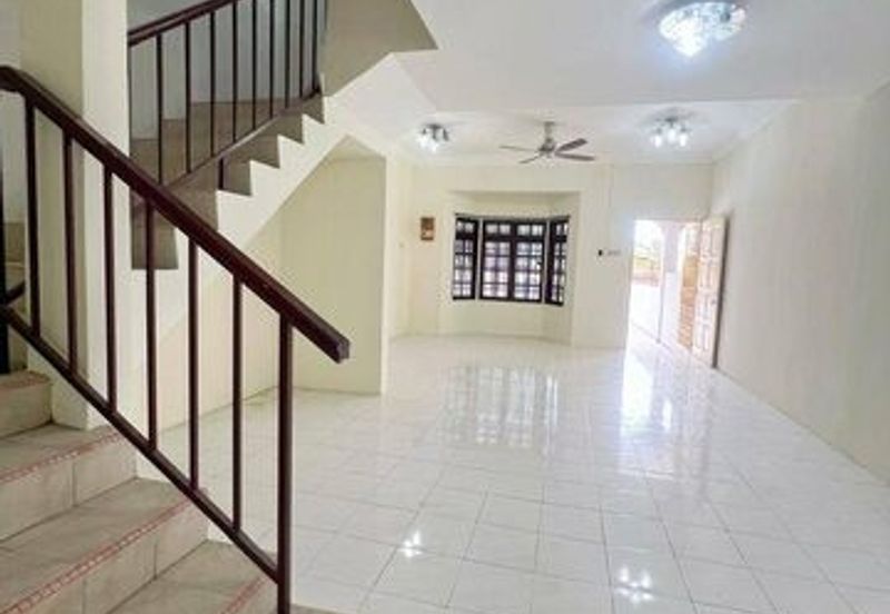 Super Long Car Porch Parking Easy Pengkalan Hala Pegoh Station 18 Indah Pinji Mewah