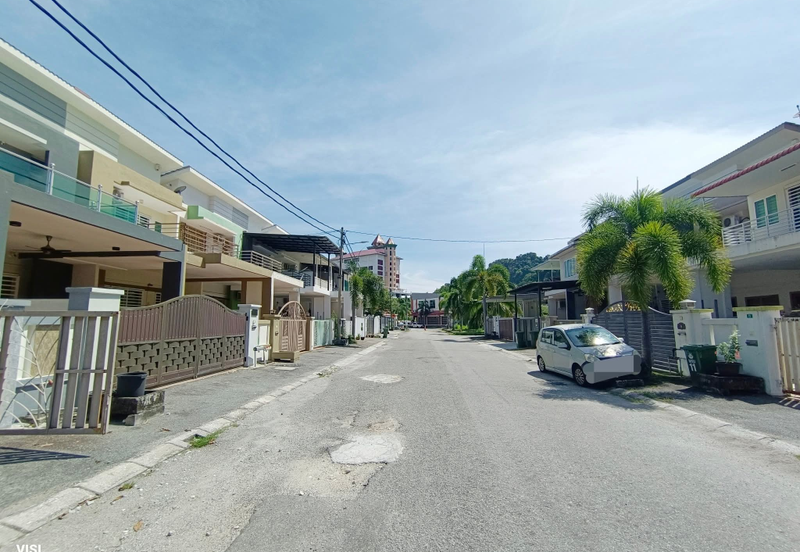 EAST GATE COMMERCIAL CENTRE