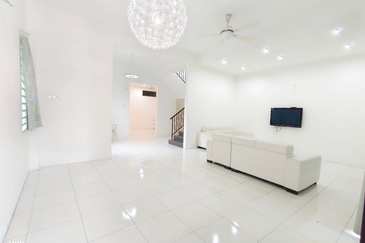 EAST GATE COMMERCIAL CENTRE