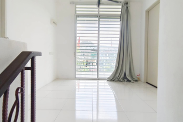 EAST GATE COMMERCIAL CENTRE