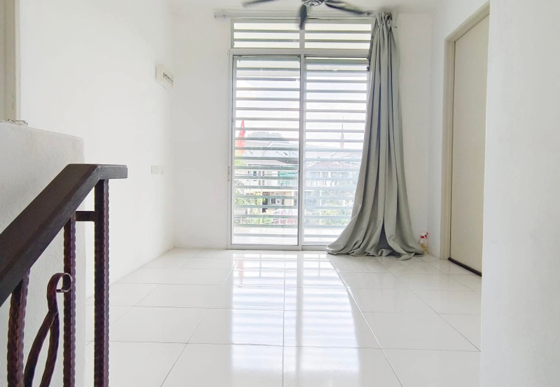 EAST GATE COMMERCIAL CENTRE