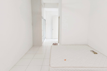 EAST GATE COMMERCIAL CENTRE