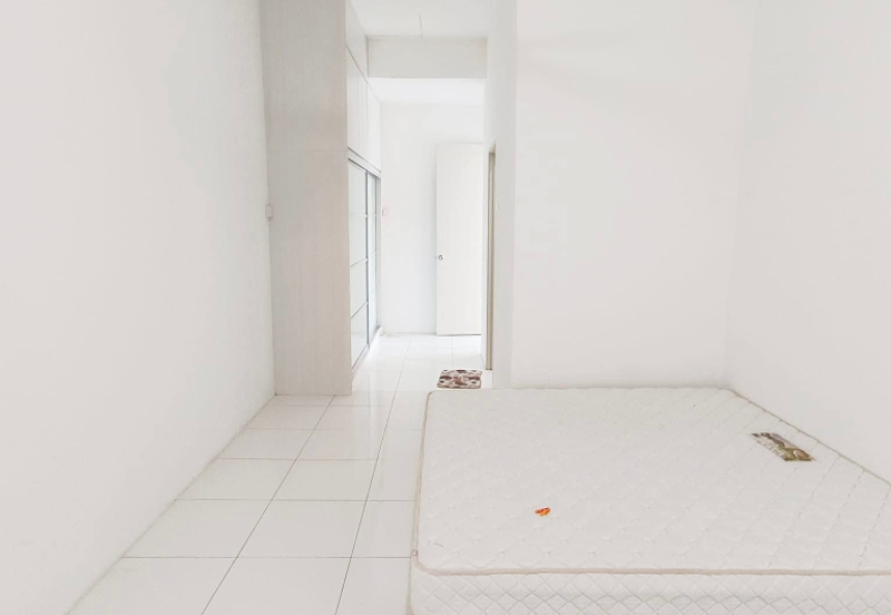 EAST GATE COMMERCIAL CENTRE