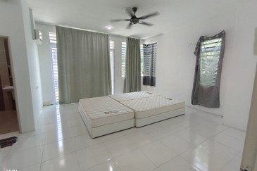 EAST GATE COMMERCIAL CENTRE