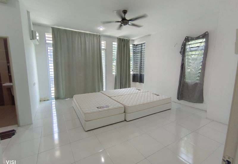 EAST GATE COMMERCIAL CENTRE