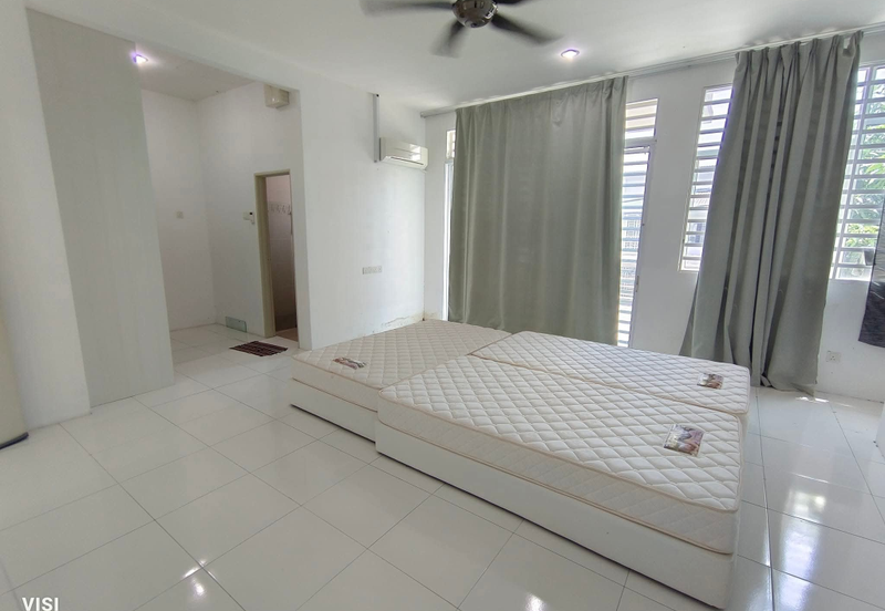 EAST GATE COMMERCIAL CENTRE