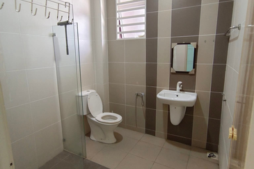 EAST GATE COMMERCIAL CENTRE