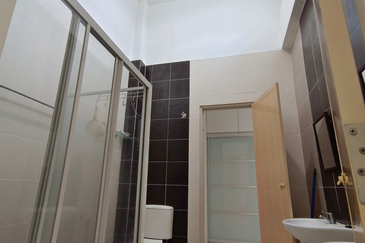 EAST GATE COMMERCIAL CENTRE