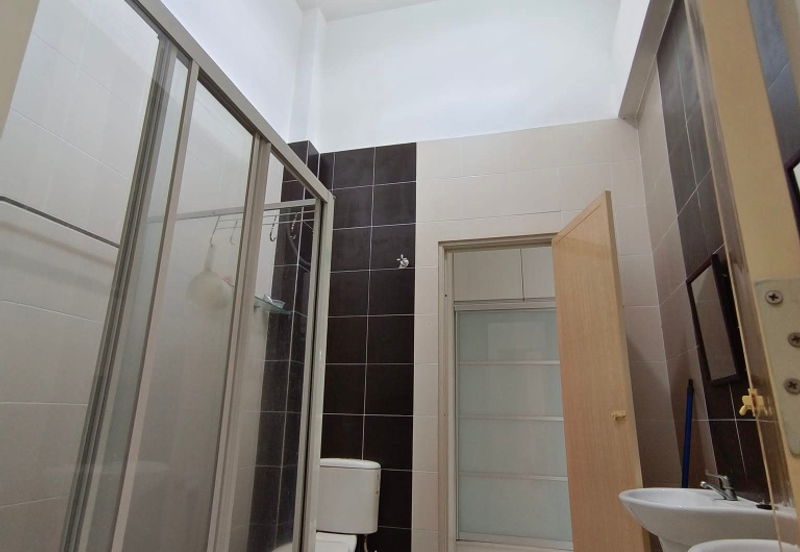 EAST GATE COMMERCIAL CENTRE