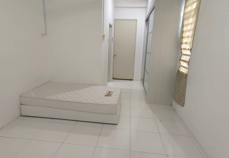 EAST GATE COMMERCIAL CENTRE