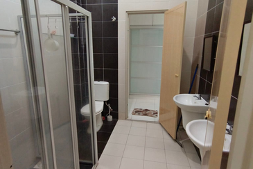 EAST GATE COMMERCIAL CENTRE