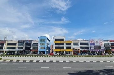 (Corner Facing Main Road 4 Sty Shop Lot) Pengkalan Station 18 Ipoh 