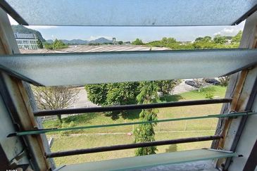 Cheap Sale Hot Area  3rd Floor Ipoh Garden East Flat Bercham Pakatan Jaya