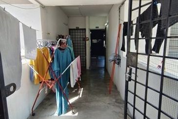 Cheap Sale Hot Area  3rd Floor Ipoh Garden East Flat Bercham Pakatan Jaya