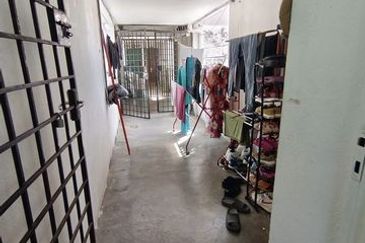 Cheap Sale Hot Area  3rd Floor Ipoh Garden East Flat Bercham Pakatan Jaya