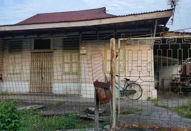 Cheap Sale Menglembu Barat Kampung Bungalow Single Storey Merah Timur Lahat 