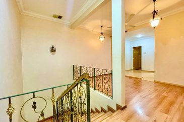 Jalan Suasana, Bandar Tun Hussein Onn