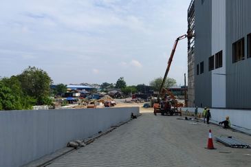 Valdor Facing Main Road Detached Factory/Warehouse Near Batu Kawan for rent