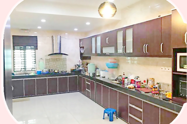 Freehold, Renovated 2 Storey Terrace House @ Bkt Rahman Putra for Sale