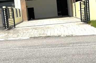 Freehold 3-Storey Terrace @ Maple Terrace 