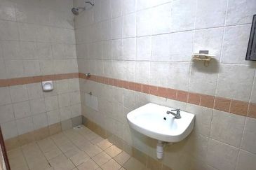 Freehold 2-Storey Terrace @ Bukit Jelutong