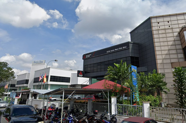 CAR SHOWROOM, FACING MAIN ROAD FOR RENT AT GLENMARIE