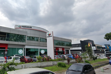 CAR SHOWROOM, FACING MAIN ROAD FOR RENT AT GLENMARIE