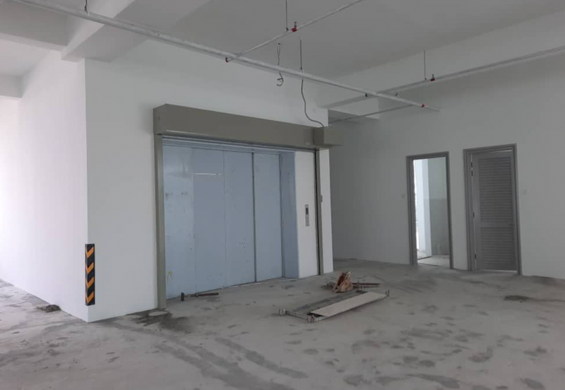 CAR SHOWROOM, FACING MAIN ROAD FOR RENT AT GLENMARIE