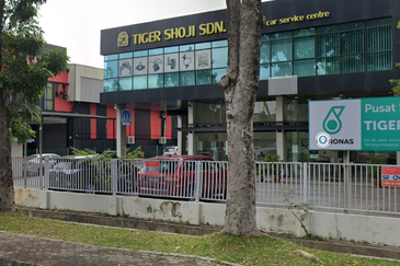 CAR SHOWROOM, FACING MAIN ROAD FOR RENT AT GLENMARIE