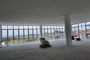 CAR SHOWROOM, FACING MAIN ROAD FOR RENT AT GLENMARIE