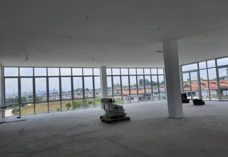 CAR SHOWROOM, FACING MAIN ROAD FOR RENT AT GLENMARIE