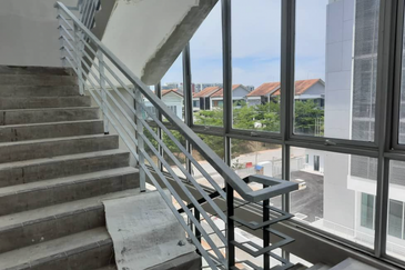 CAR SHOWROOM, FACING MAIN ROAD FOR RENT AT GLENMARIE