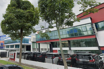 CAR SHOWROOM, FACING MAIN ROAD FOR RENT AT GLENMARIE