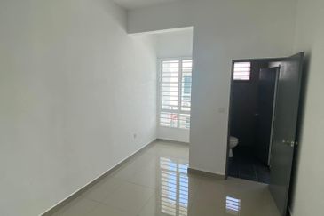 Freesia Bandar Springhill