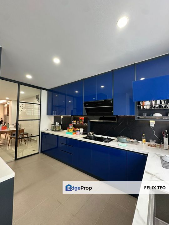 🌟 Move-In Ready Mutiara Rini Gem! 🌟
🏡 Fully Renovated & Furnished Double Storey Terrace | Extended Kitchen & Bedrooms | Just Bring Your Luggage!, Johor, Skudai