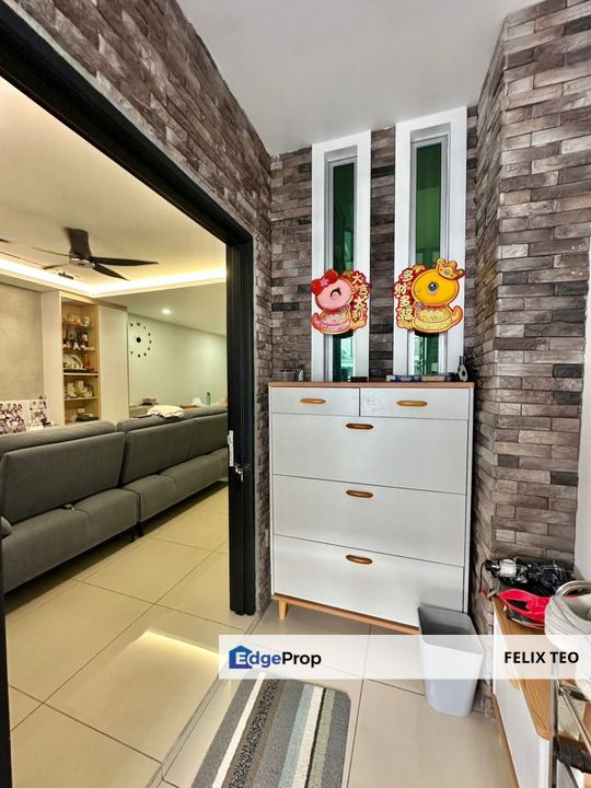 🌟 Move-In Ready Mutiara Rini Gem! 🌟
🏡 Fully Renovated & Furnished Double Storey Terrace | Extended Kitchen & Bedrooms | Just Bring Your Luggage!, Johor, Skudai