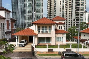 Kiara Peak (Puncak Kiara)