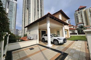 Kiara Peak (Puncak Kiara)