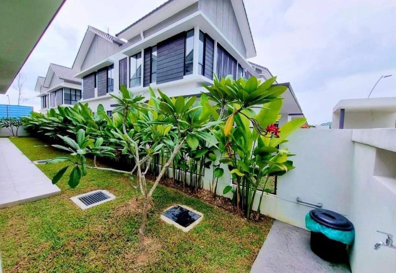 Reesia Elmina Garden