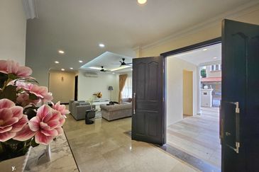 Kiara Peak (Puncak Kiara)