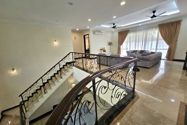 Kiara Peak (Puncak Kiara)