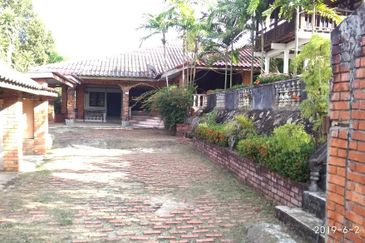 KAMPUNG BUKIT TANGGA