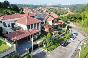 Puncak Pinggiran Putra